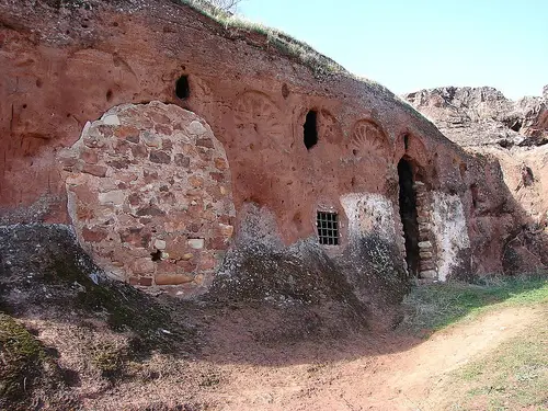 Oratorio rupestre de Valdecanales