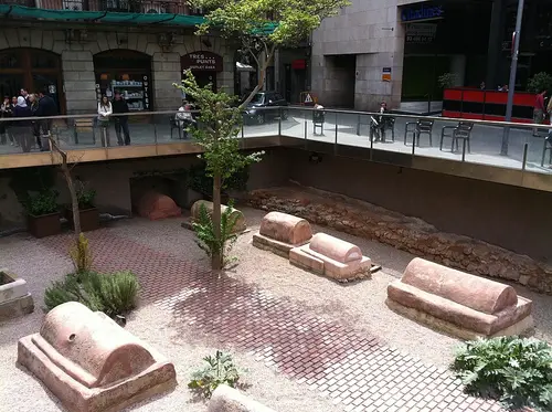 Vía sepulcral de la plaza de la Villa de Madrid